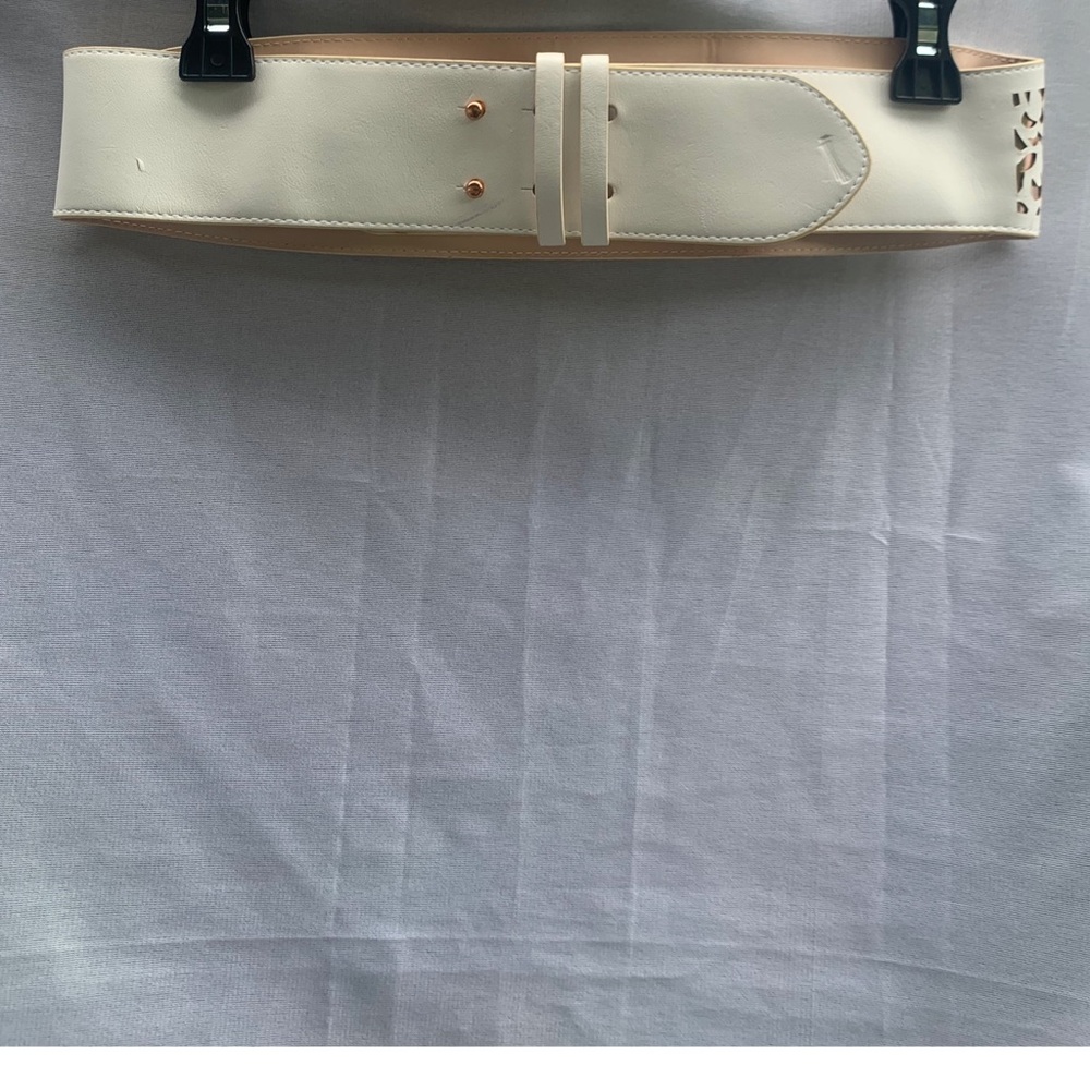 ⭐️ 90’s ⭐️ WIDE Laser Cut BELT H&M Gold & Cream EUC - Picture 5 of 11